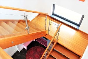 Exemple d'escalier en bois dans un hall d'entrée